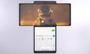 teléfono LG Wing con la pantalla principal que muestra una película y la secundaria con un teclado virtual