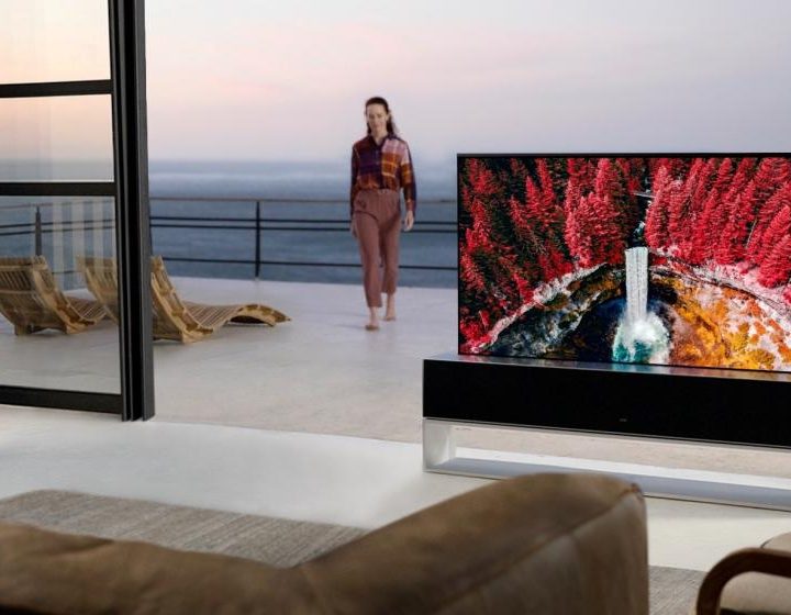 La imagen muestra el nuevo televisor enrollable de LG.