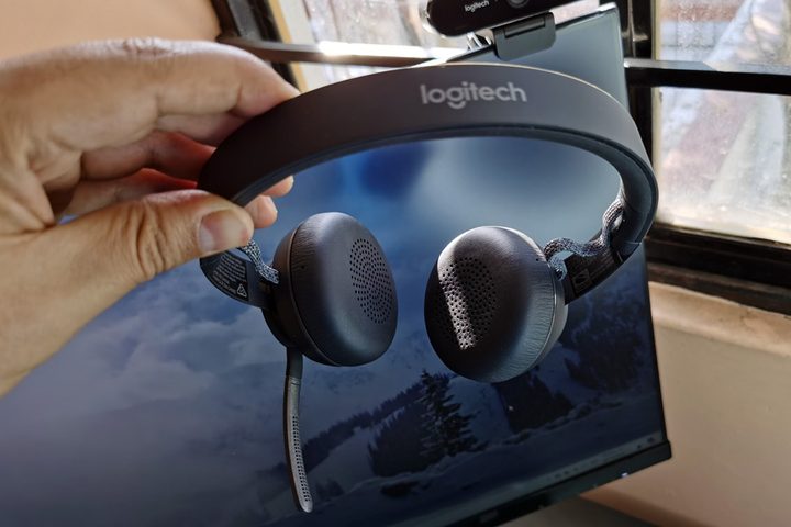 Usuario sosteniendo los Logitech Zone Wireless Plus