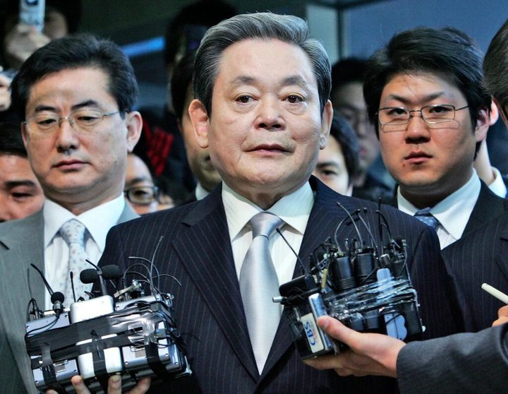 En primer plano, Lee Kun-hee, quien fuera presidente de Samsung