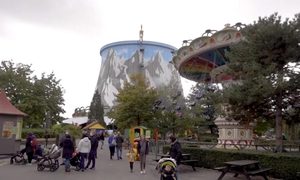 La imagen muestra un parque de atracciones construido en una central nuclear abandonada.