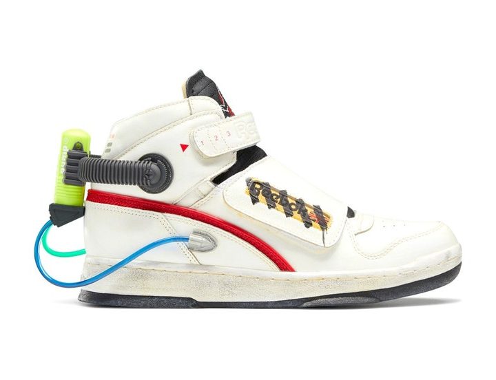 La imagen muestra una zapatilla de Reebok sobre Los Cazafantasmas.