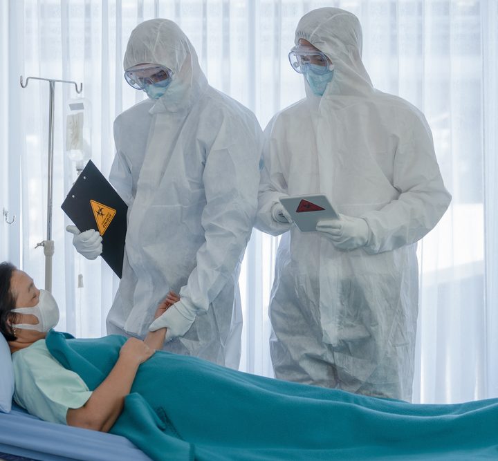 La imagen muestra a una paciente internada por COVID-19.