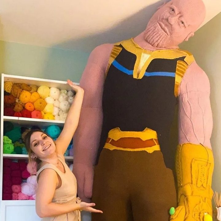 La imagen muestra un muñeco de lana de Thanos.