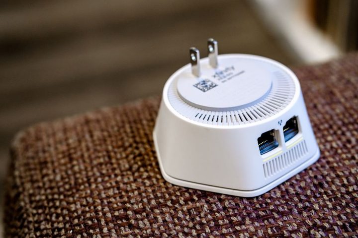 xFi Pod sobre una superficie de tela mostrando dos puertos RJ45