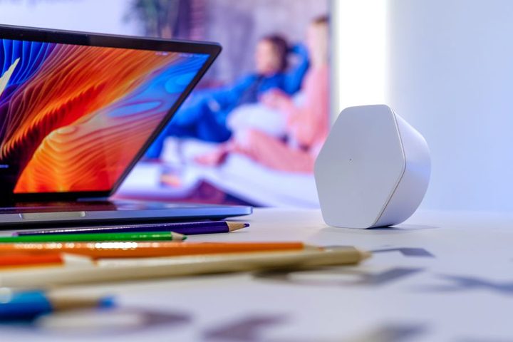 Computadora portátil junto a xFi Pod Xfinity