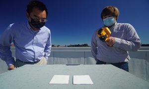 La imagen muestra a los investigadores que desarrollaron la pintura súper blanca para enfriar edificios.