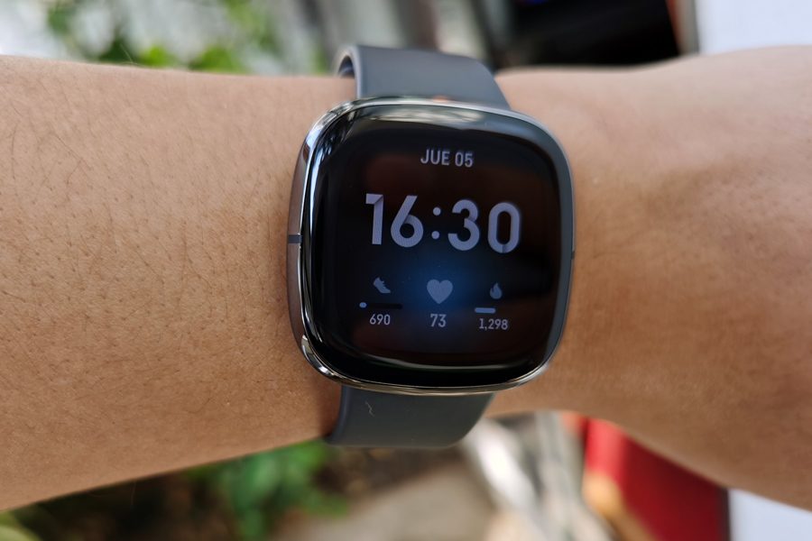 Usuario enseñando el Fitbit Sense