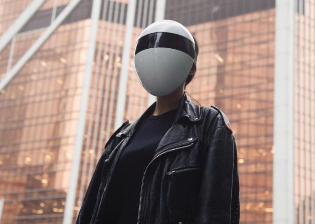 La imagen muestra un robot en un pasillo de Walmart.