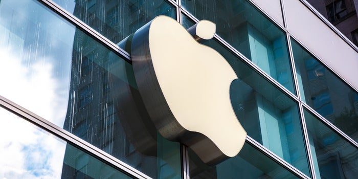 La imagen muestra el logo de Apple en uno de sus edificios.