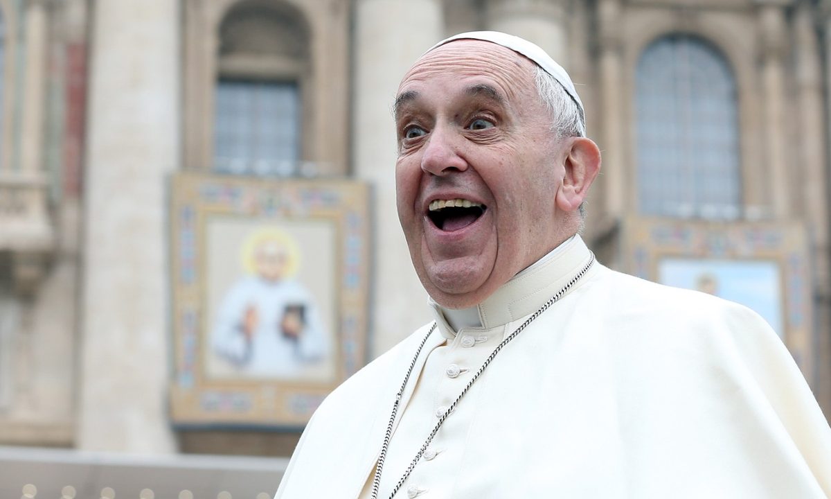 La imagen muestra al Papa Francisco, máxima autoridad de la Iglesia Católica.