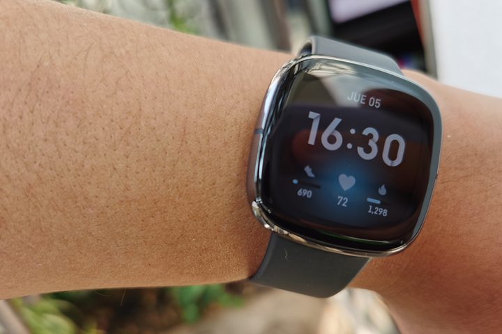 Usuario enseñando el Fitbit Sense