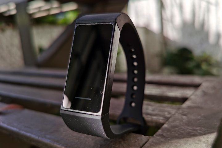 Mi Smart Band 4C sobre una base de metal