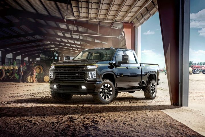 Silverado 2500 HD Carhartt Special Edition 2021 dentro de una nave industrial