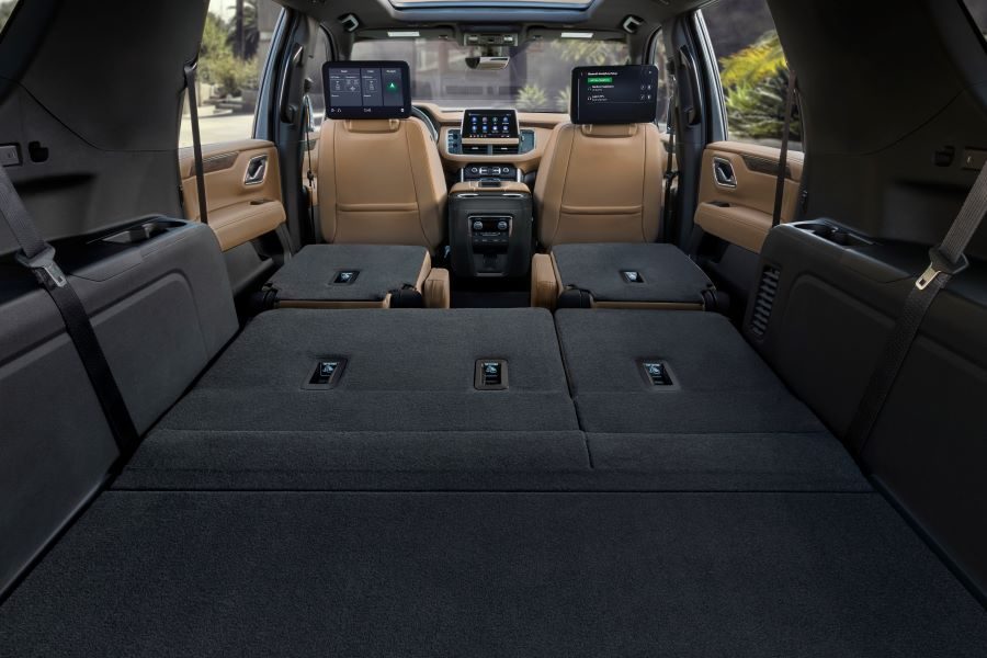 Interior con las dos filas de asientos abatidas de la Suburban High Country 2021