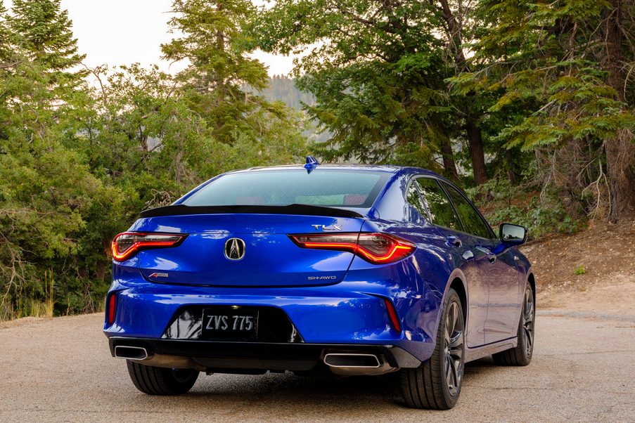 Acura TLX 2021 vista trasera tres cuartos
