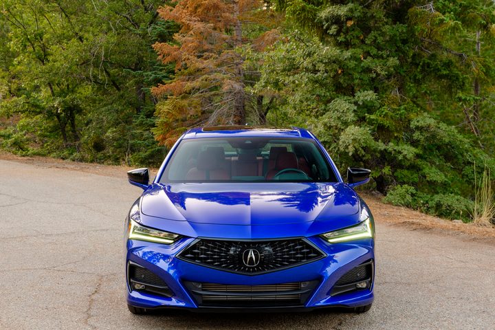 Acura TLX 2021 visto de frete y de fondo un bosque