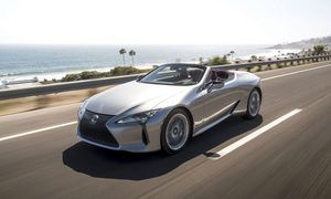 Lexus LC 500 gris plata sobre una carretera
