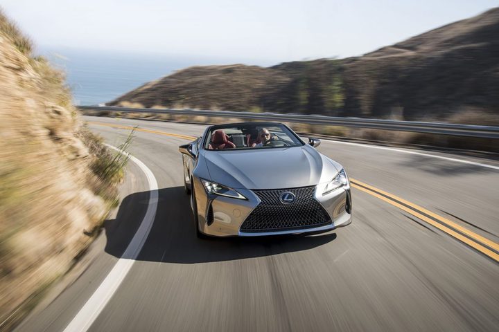 Lexus LC 500 en carretera vista frontal