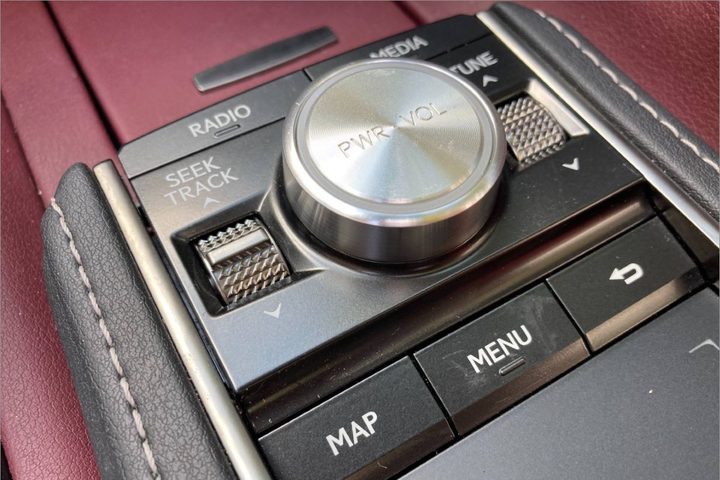 Detalle de botón de volumen de Lexus LC500