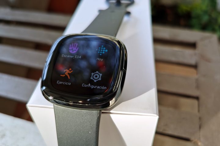 Fitbit Sense sobre una superficie elevada