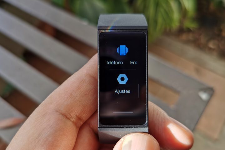 Usuario sosteniendo la Mi Smart Band 4C