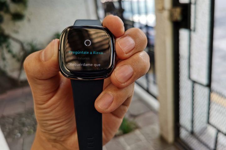 Usuario sosteniendo el Fitbit Sense