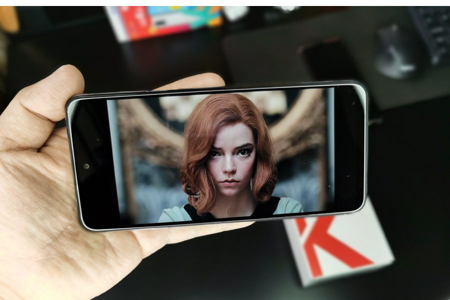 Usuario sosteniendo el LG K62