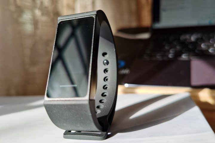 Mi Smart Band 4C sobre una base blanca