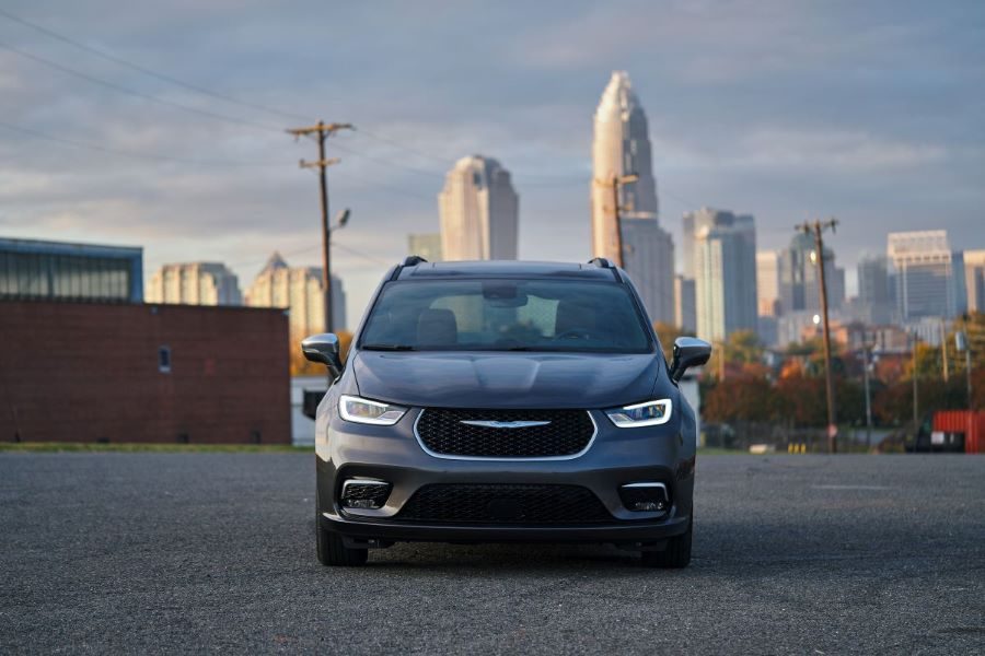 Nueva Chrysler Pacifica 2021 estacionada y de fondo la ciudad