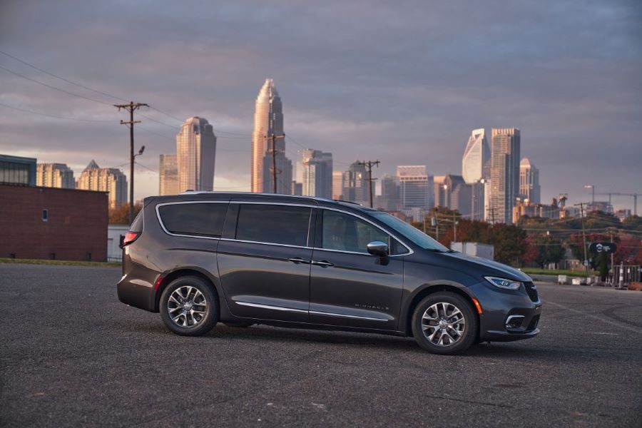 Nueva Chrysler Pacifica 2021 vista de lado estacionada y de fondo la ciudad