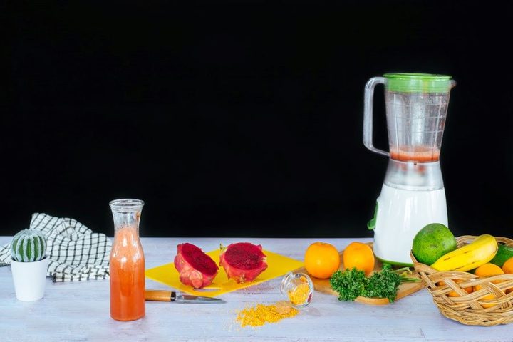 Mesa con frutas para usar uno de los mejores exprimidores de jugos del mercado