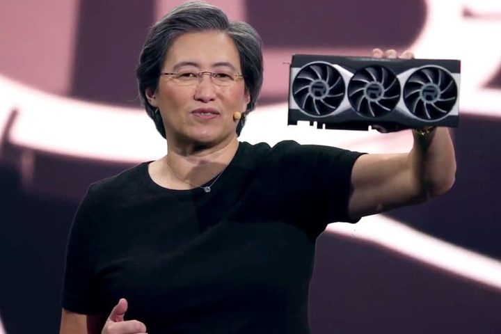 Lisa Su mostrando una GPU Radean en la conferencia de AMD Radeon RX 6000 series