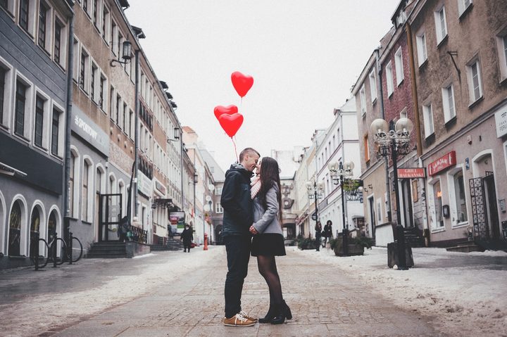 una pareja de enamorados con globos