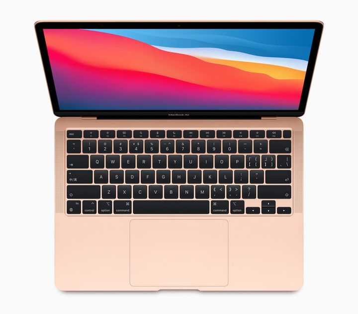 Nueva MacBook Air en color rosa para comparativo entre Apple M1 MacBooks vs. Microsoft Surface Pro X