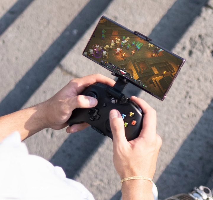 La imagen muestra a un usuario jugando a través de xCloud de Microsoft.