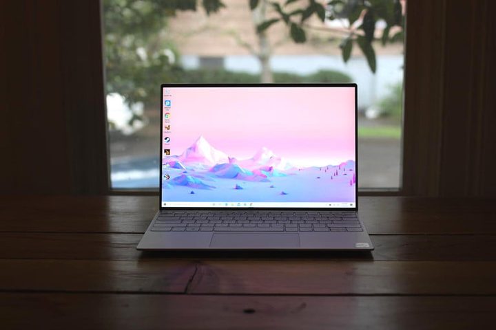 Dell XPS 13 sobre superficie de madera para comparar Apple MacBook Air vs. Dell XPS 13