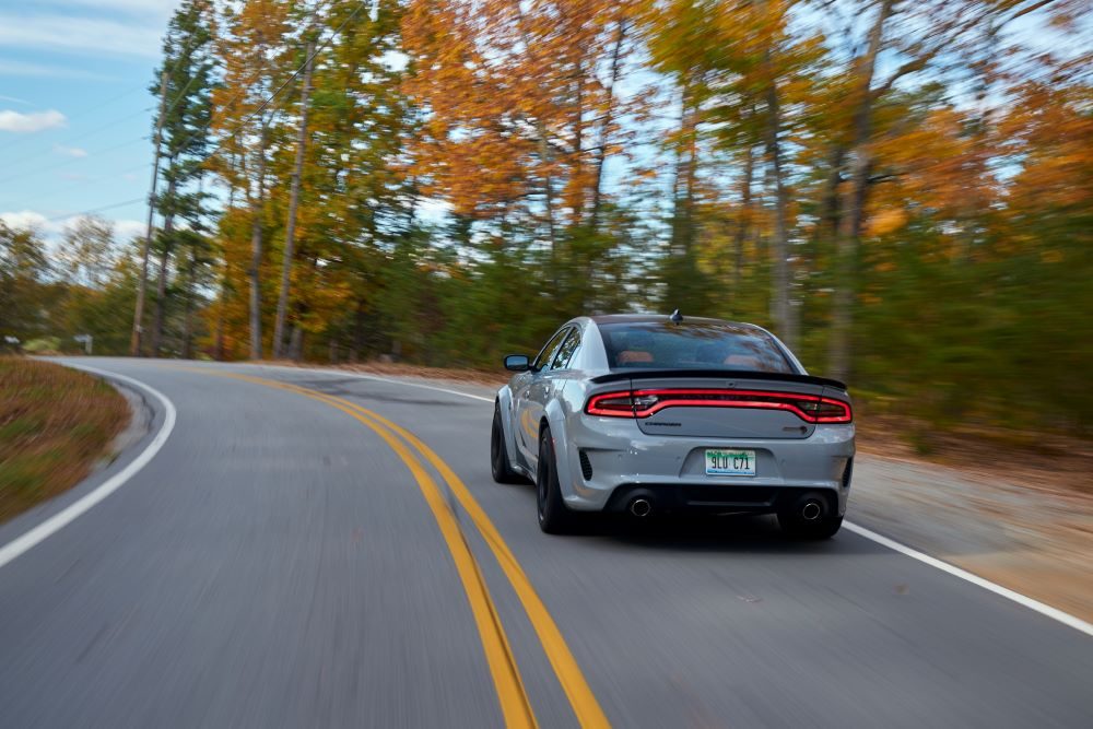 Dodge Charger SRT visto desde atrás en una carretera