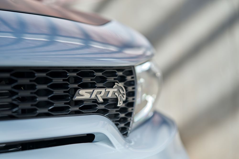 Detalle de parrila de Dodge Charger SRT