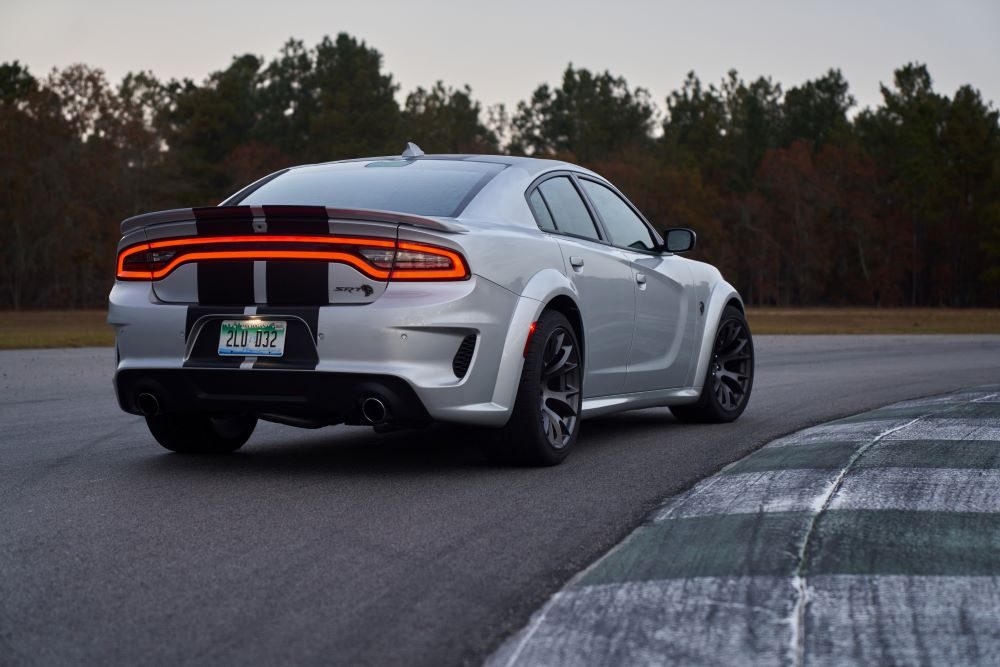 Vistra trasera de tres cuartos de Dodge Charger SRT