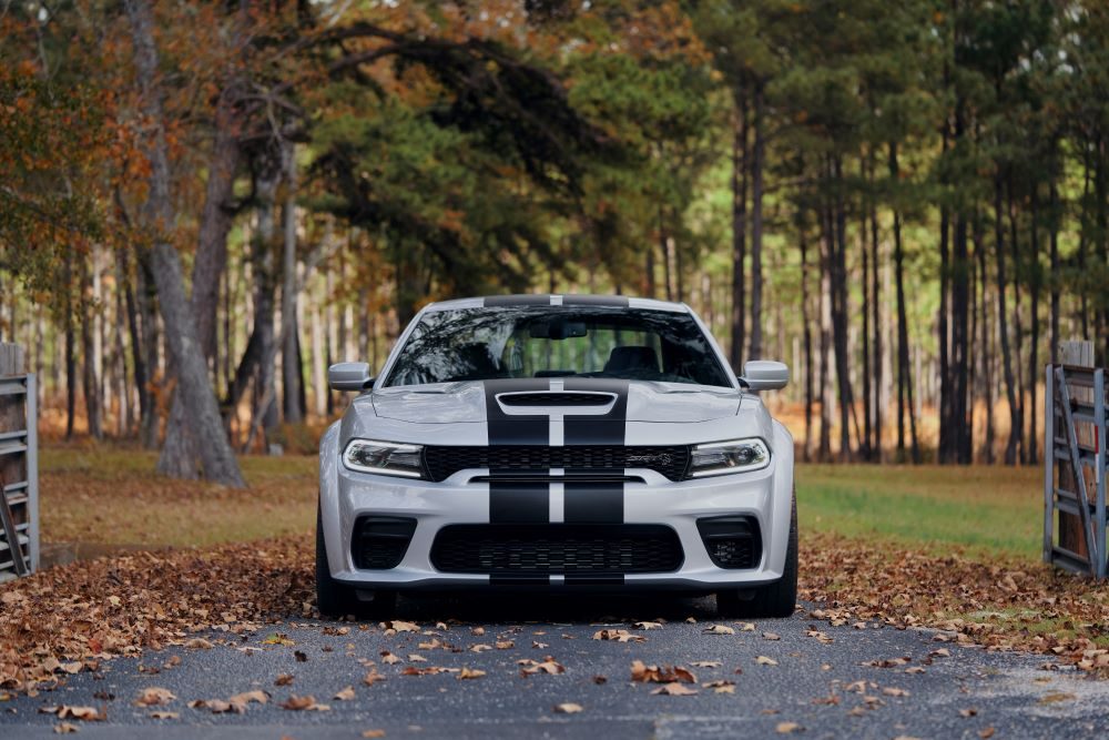 Vista frontal de Dodge Charger SRT en un bosque
