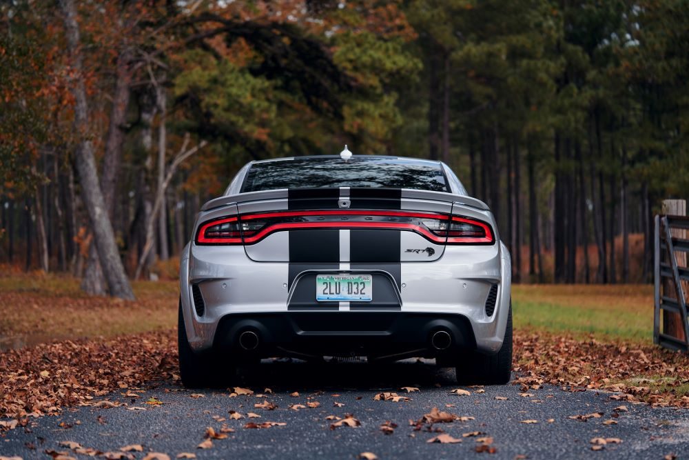 Vista trasera del Dodge Charger SRT