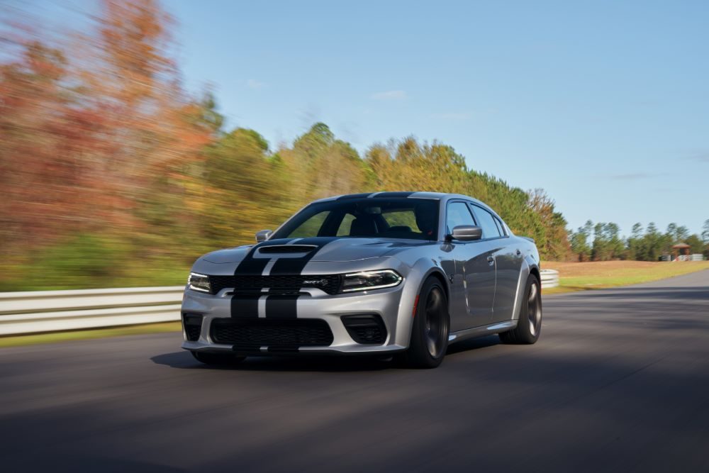 Dodge Charger SRT en movimiento en autopista