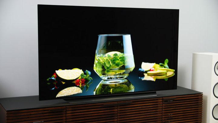Televisor OLED sobre un mueble para mostrar la diferencia con QD-OLED
