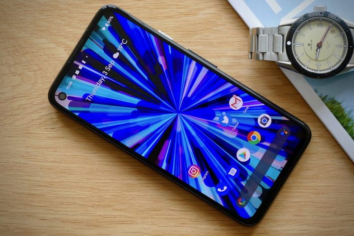 Google Pixel 4a sobre una mesa para evaluar los mejores celulares prepago