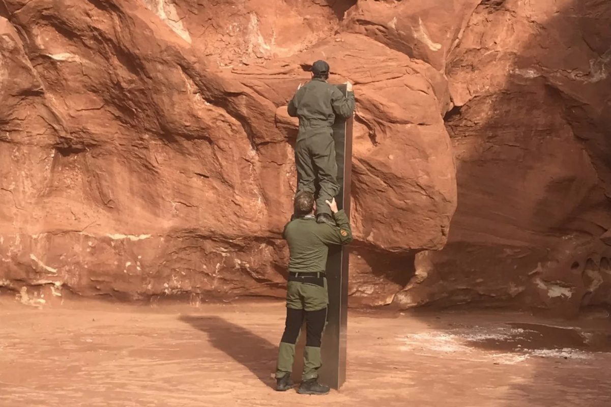 extrano monolito zona rural utah grbbii7mcdghc88nneu6