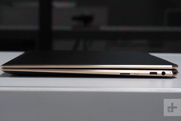 Vista lateral de laptop HP Spectre 360 13 para comparar Apple vs. HP