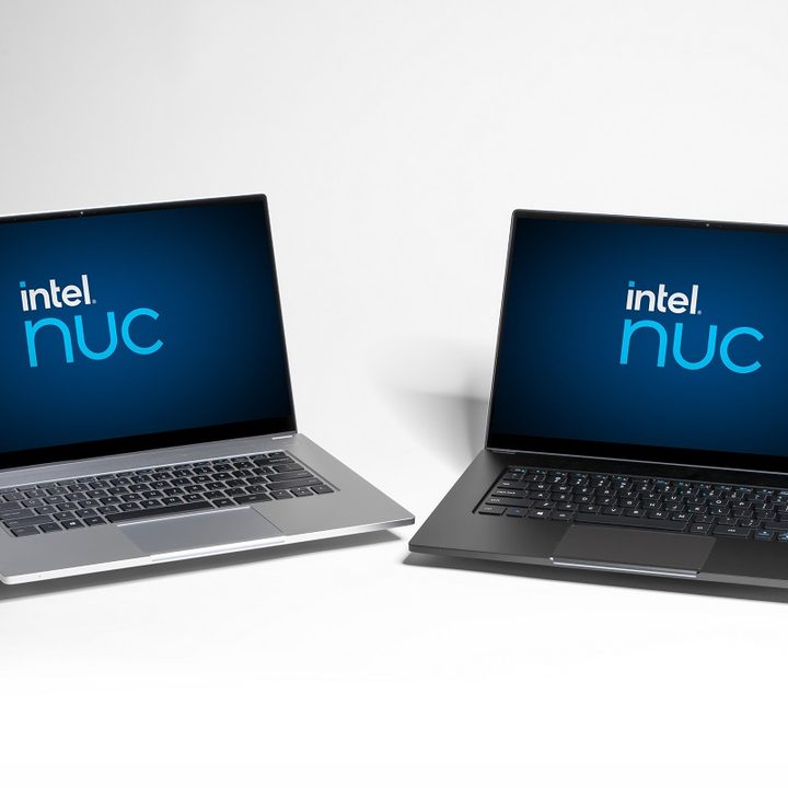 dos portátiles Intel Nuc M15 abiertos