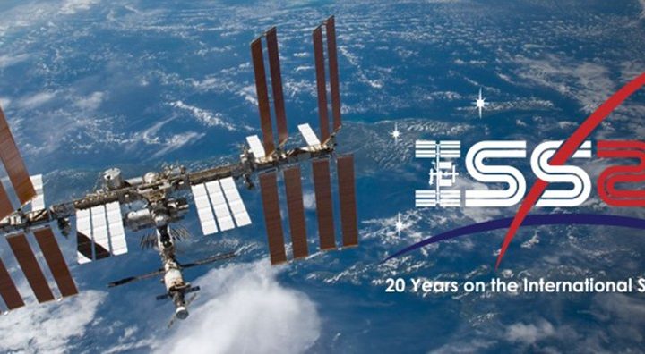 La imagen muestra un afiche conmemorativo de la presencia humana ininterrumpida en la EEI.