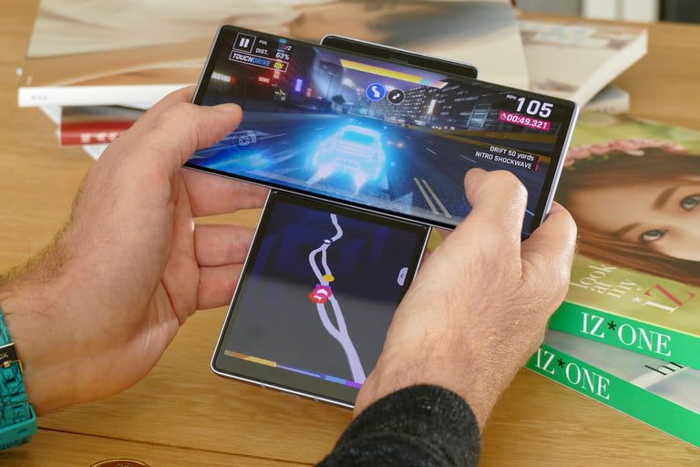 Teléfono LG WIng es las manos de una persona en modo extendido1